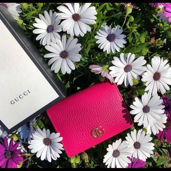 Gucci pink wallet